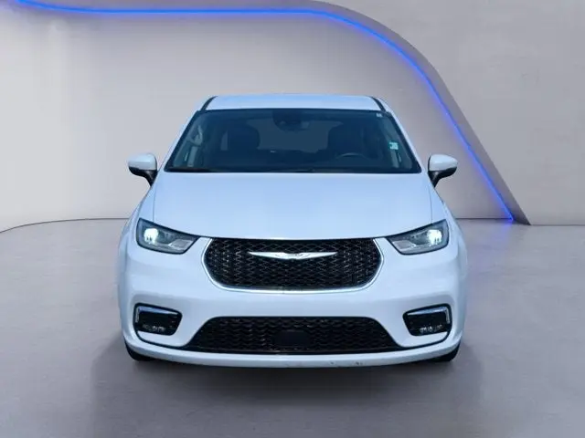 2023 Chrysler Pacifica Touring L photo 3