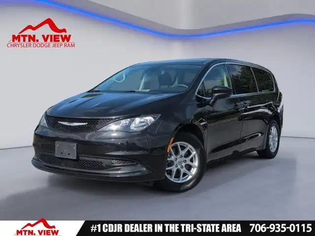 2023 Chrysler Voyager LX's photo