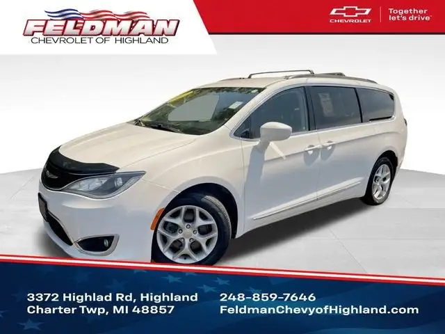 2017 Chrysler Pacifica Touring-L photo 1