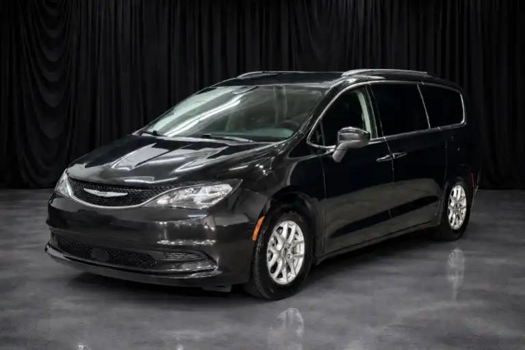 2021 Chrysler Voyager LXI's photo