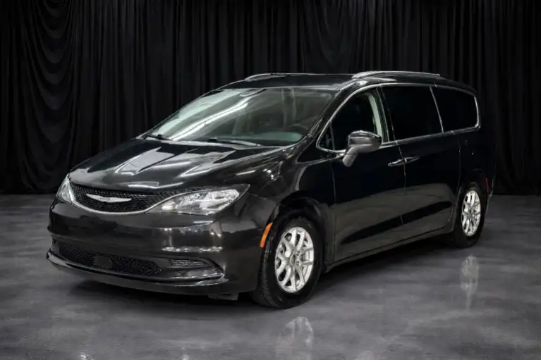 2021 Chrysler Voyager LXI's photo
