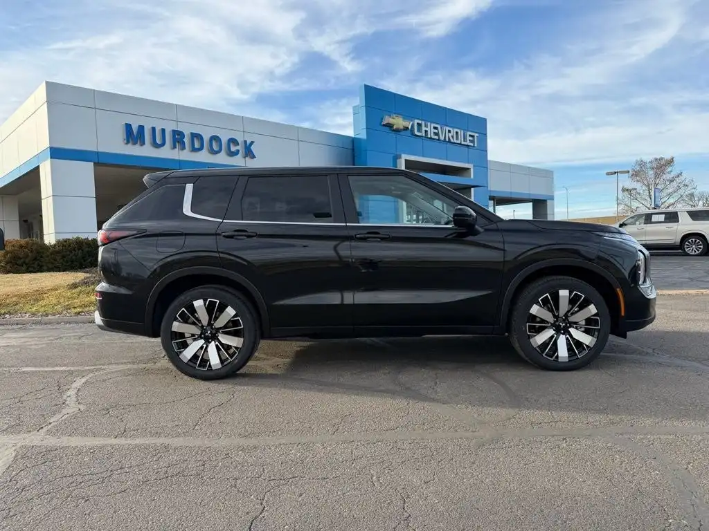 2026 Mitsubishi Outlander SE FWD's photo