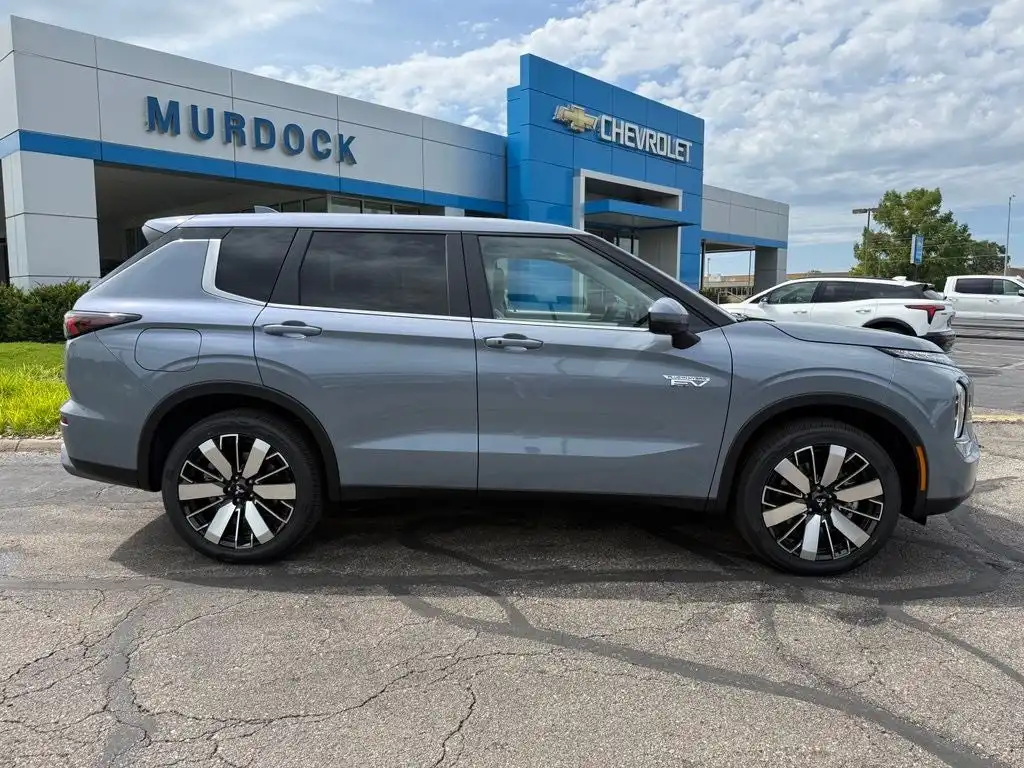 2026 Mitsubishi Outlander Plug-in Hybrid SE S-AWC's photo