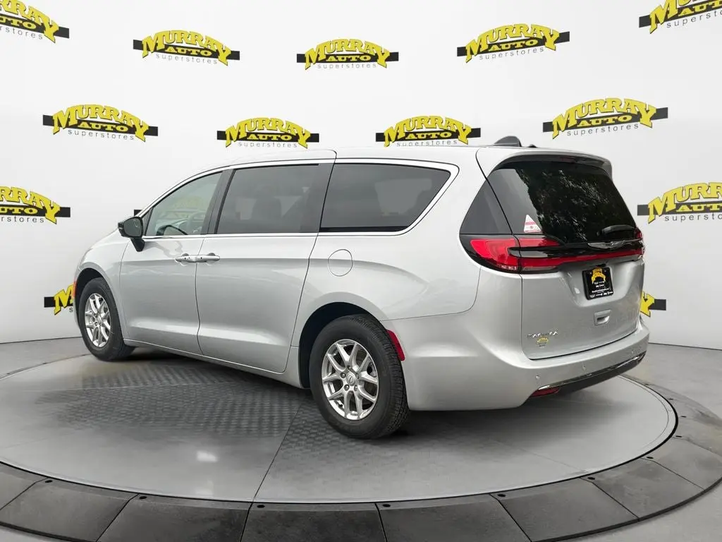 2026 Chrysler Pacifica Select photo 3