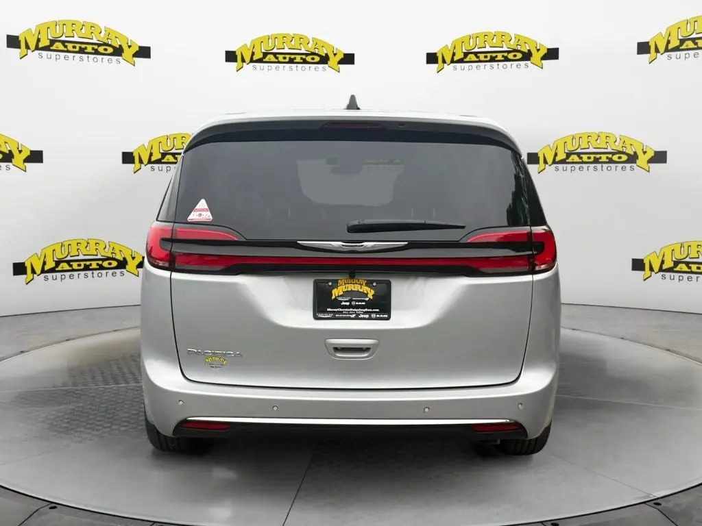 2026 Chrysler Pacifica Select photo 4
