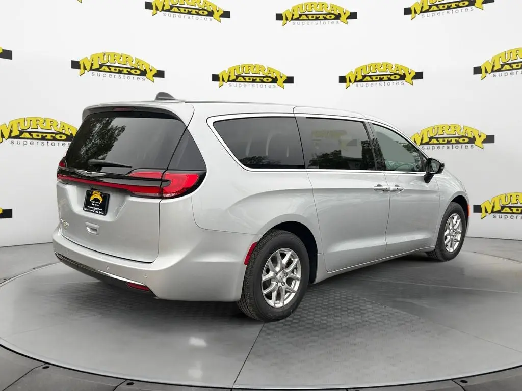 2026 Chrysler Pacifica Select photo 5