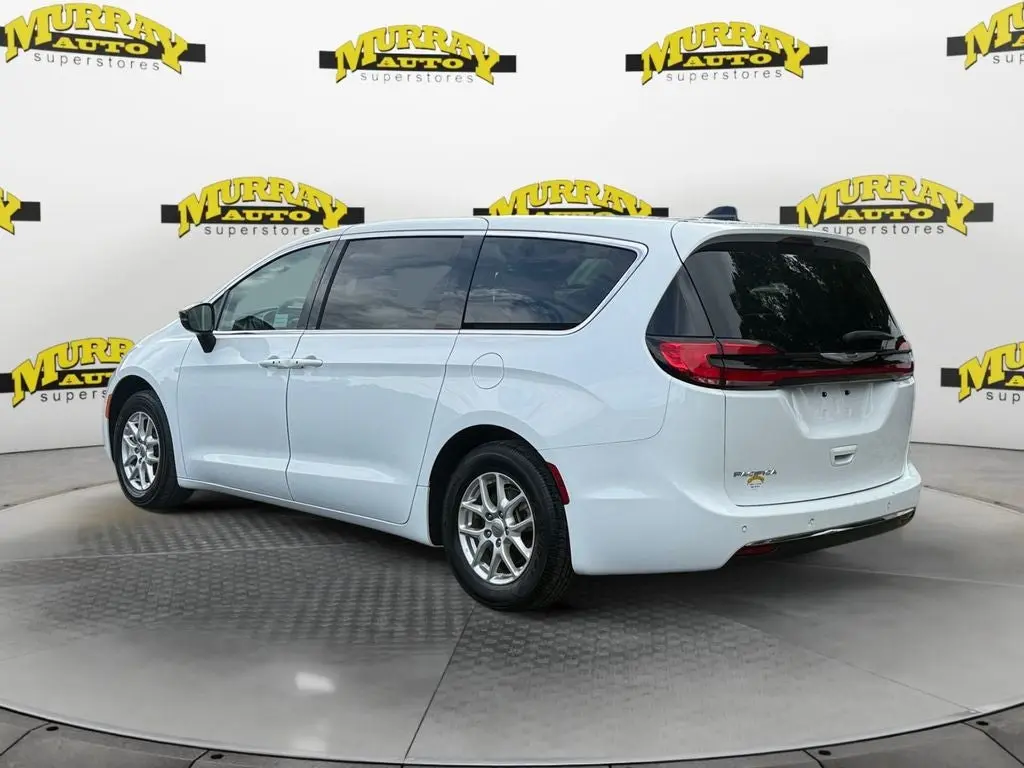 2025 Chrysler Pacifica Select photo 3