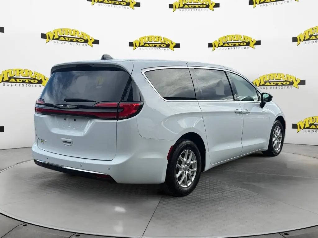 2025 Chrysler Pacifica Select photo 5