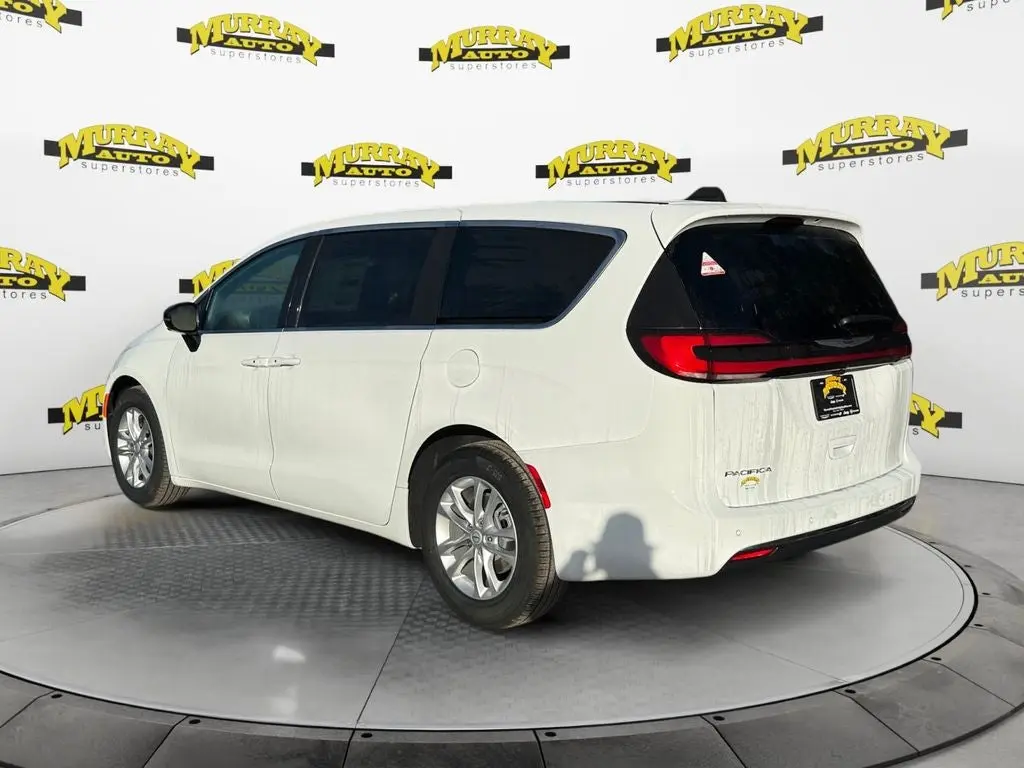 2026 Chrysler Pacifica Select photo 3