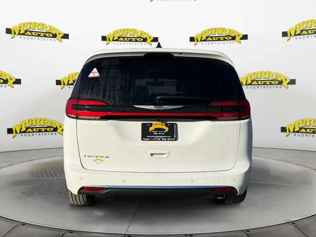 2026 Chrysler Pacifica Select photo 4
