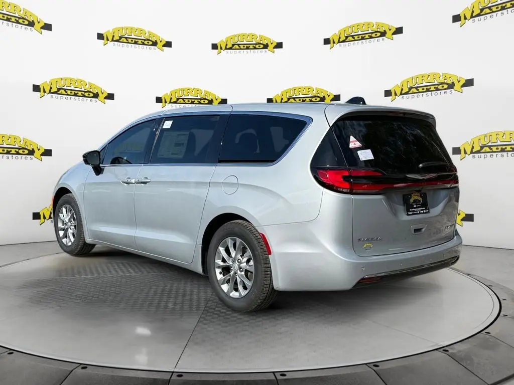 2026 Chrysler Pacifica Limited photo 3