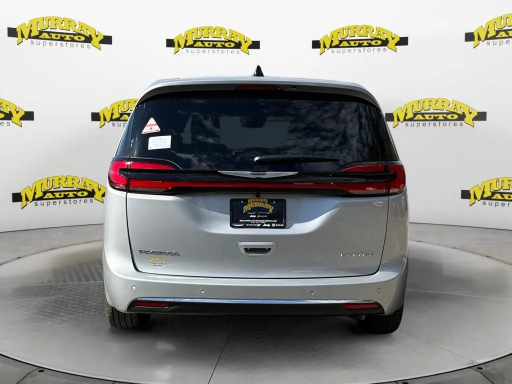 2026 Chrysler Pacifica Limited photo 4