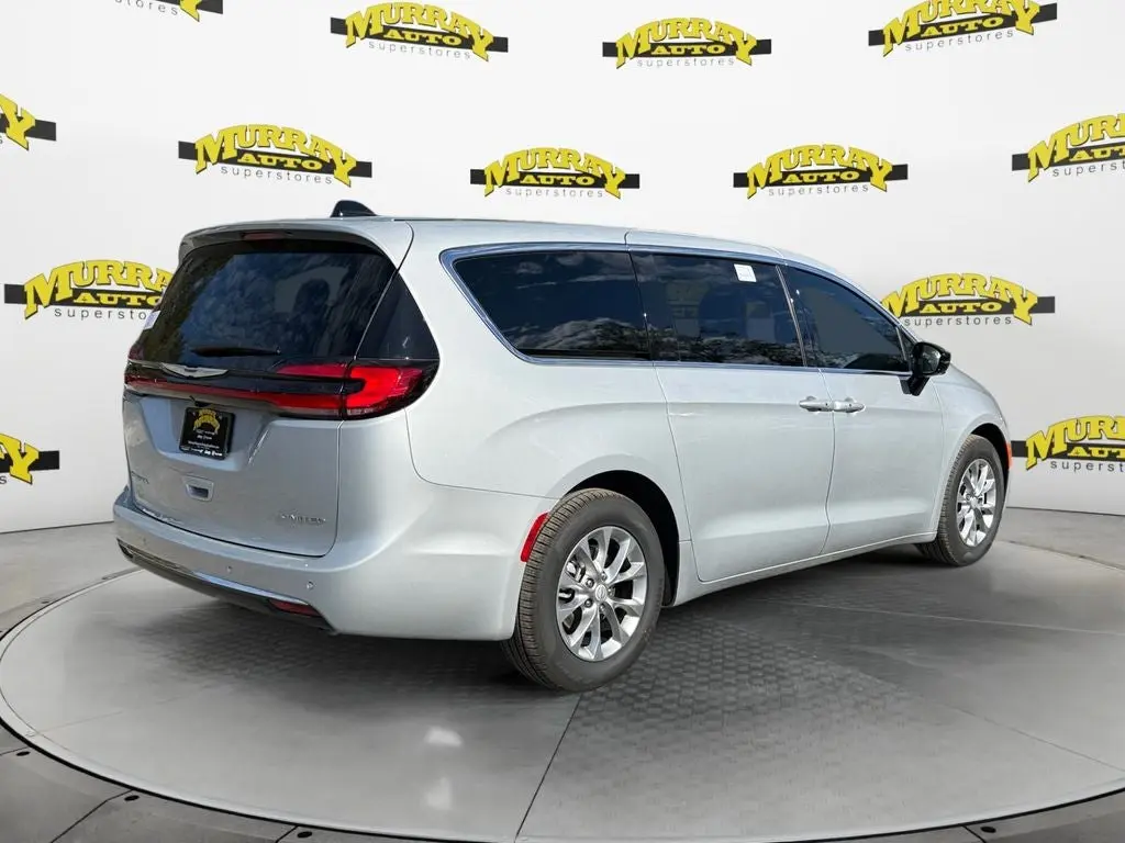 2026 Chrysler Pacifica Limited photo 5