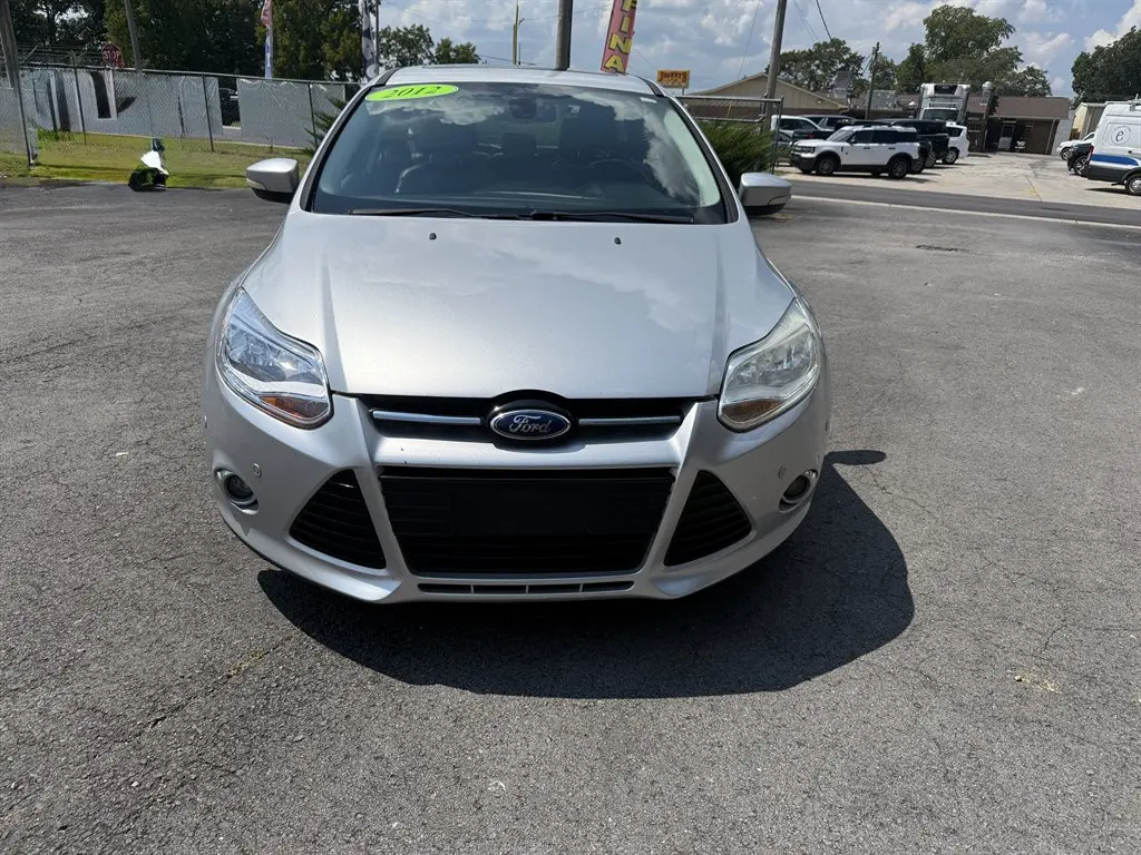 2012 Ford Focus SEL Hatchback 5-Door photo 3