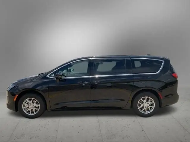 2027 Chrysler Pacifica Select photo 5