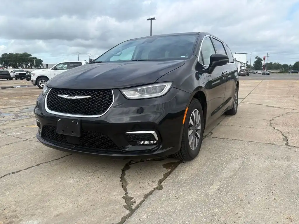 2023 Chrysler Pacifica Hybrid Touring L Hybrid's photo