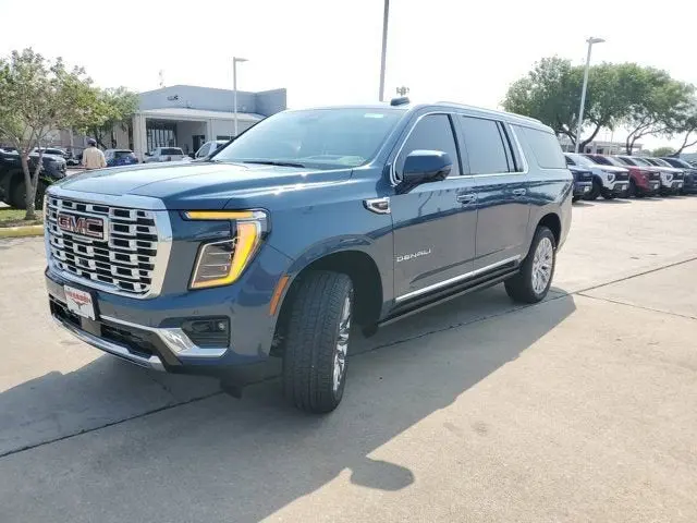 2026 GMC Yukon Denali AWD photo 3
