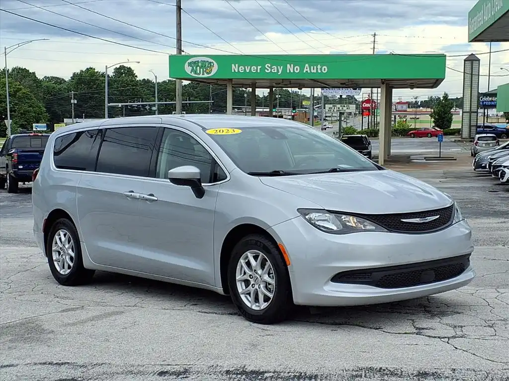 2023 Chrysler Voyager LX's photo