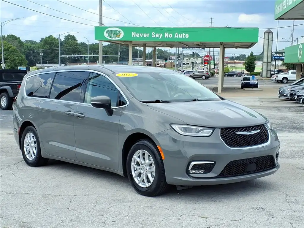 2023 Chrysler Pacifica Touring L photo 1
