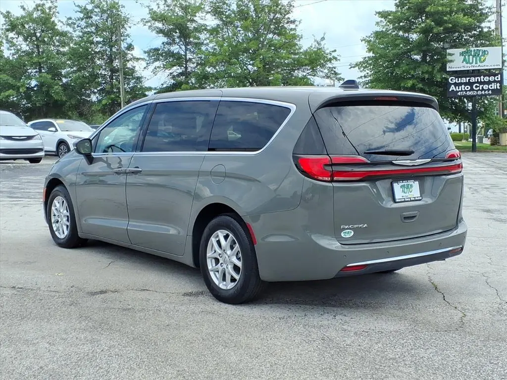 2023 Chrysler Pacifica Touring L photo 3