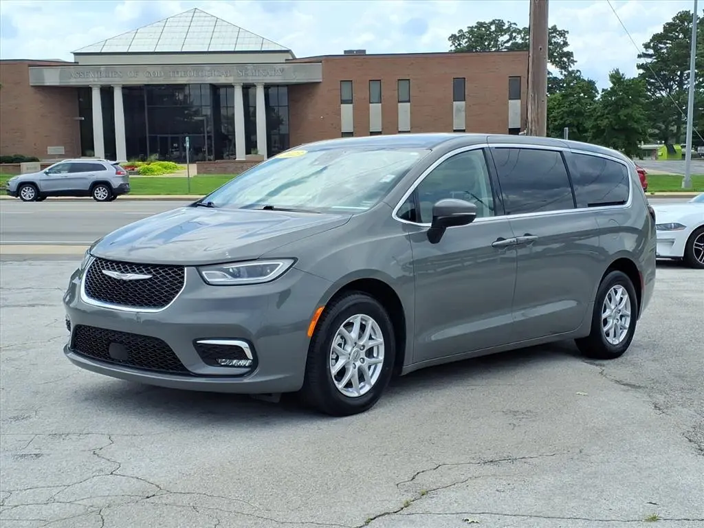 2023 Chrysler Pacifica Touring L photo 4