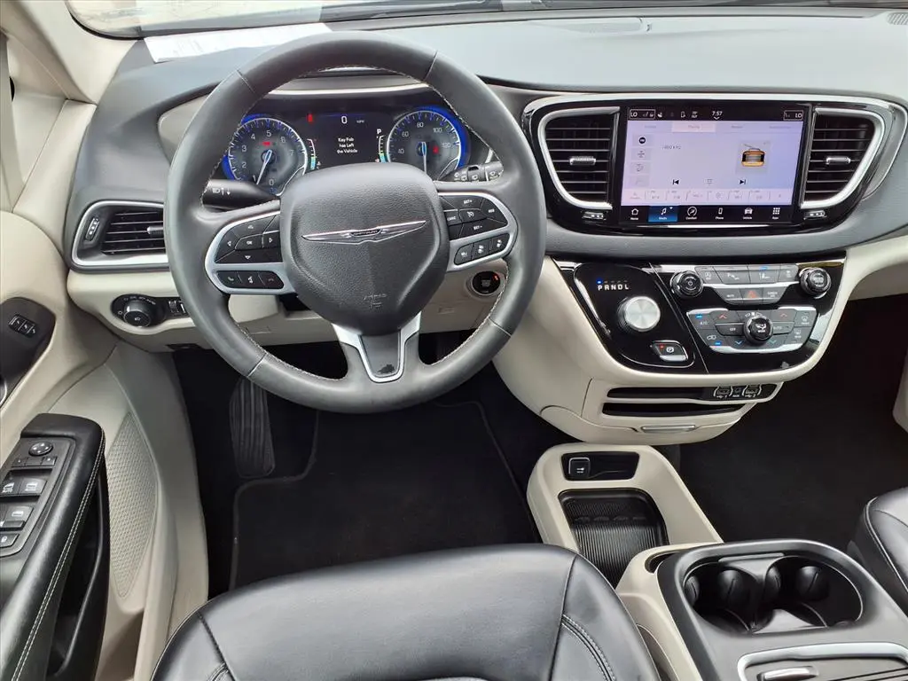 2023 Chrysler Pacifica Touring L photo 5