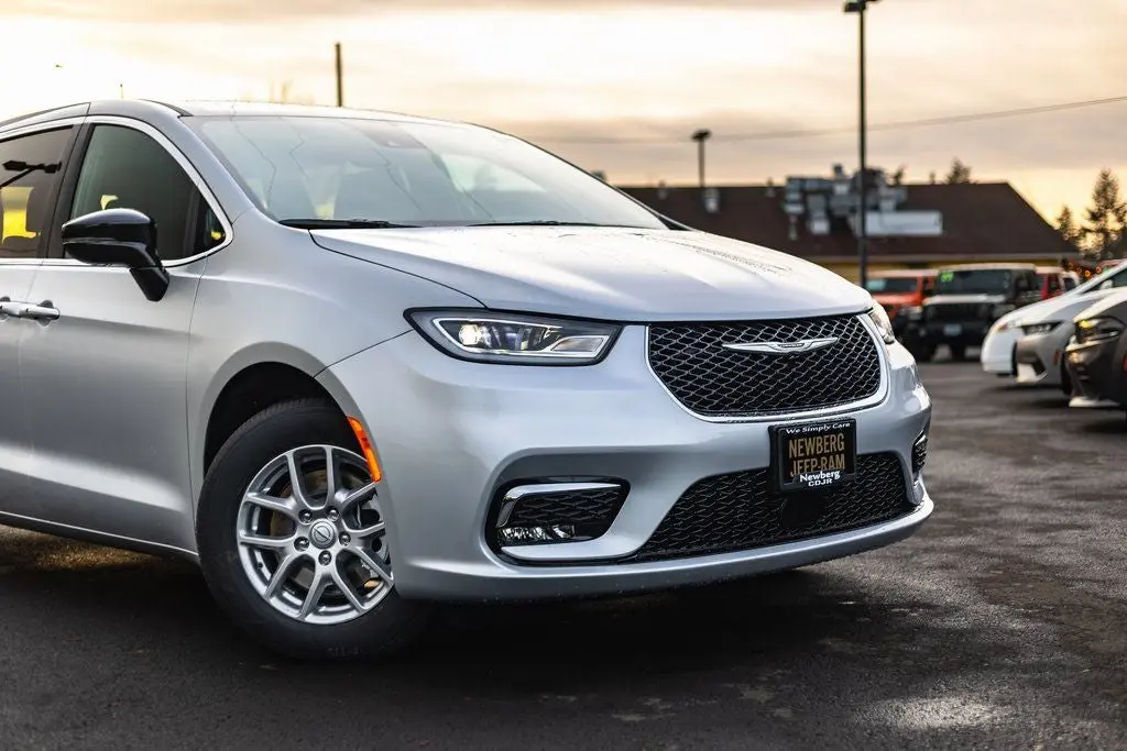 2026 Chrysler Pacifica Select photo 3