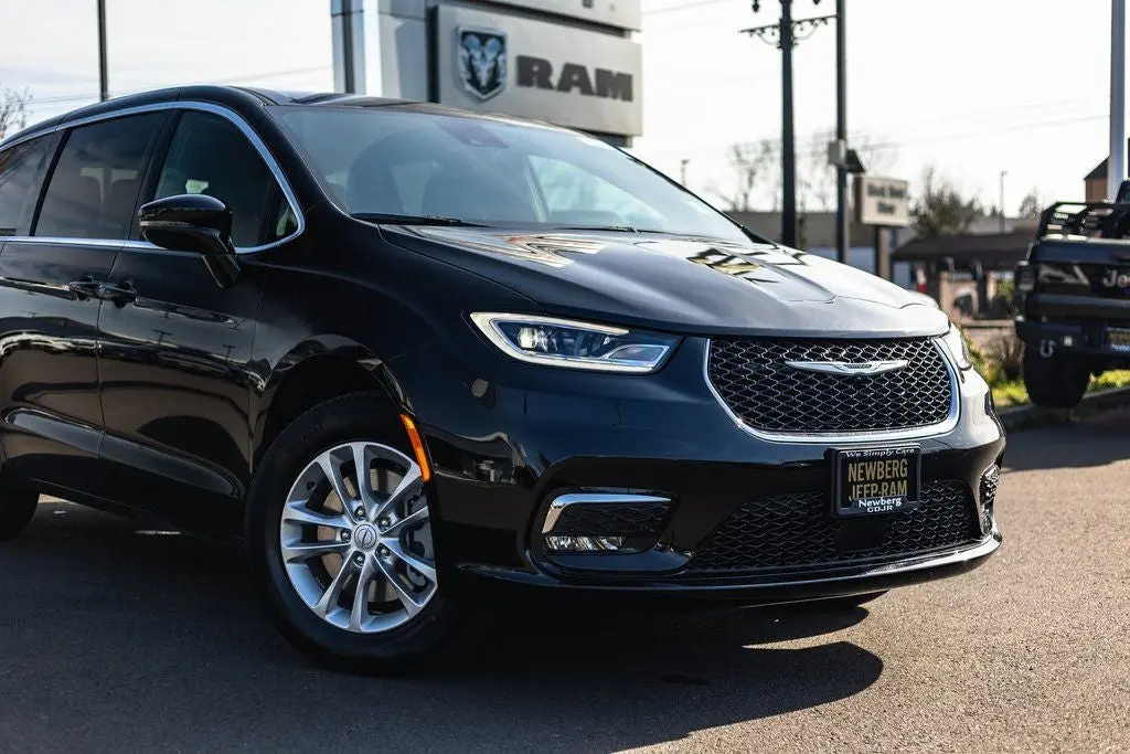 2026 Chrysler Pacifica Select AWD photo 3
