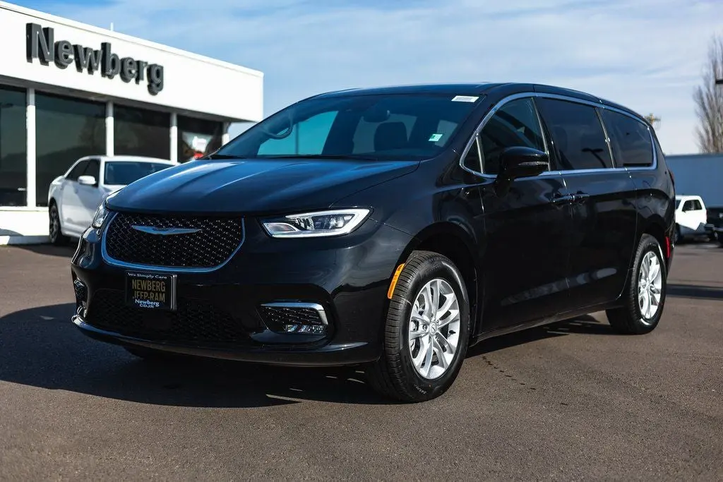2026 Chrysler Pacifica Select AWD photo 4