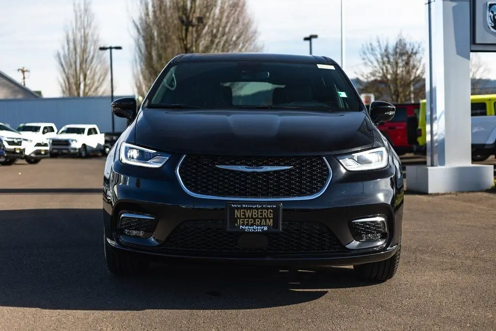 2026 Chrysler Pacifica Select AWD photo 5