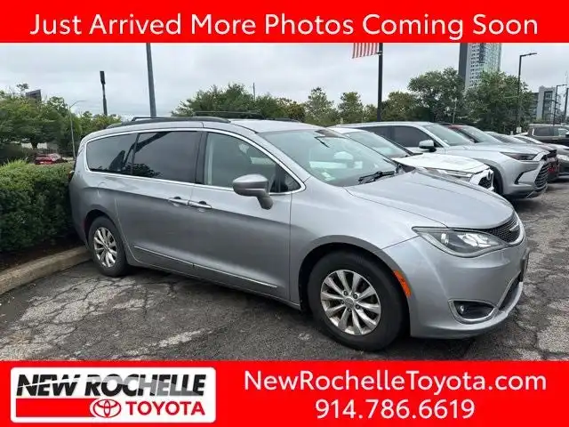 2017 Chrysler Pacifica Touring-L's photo