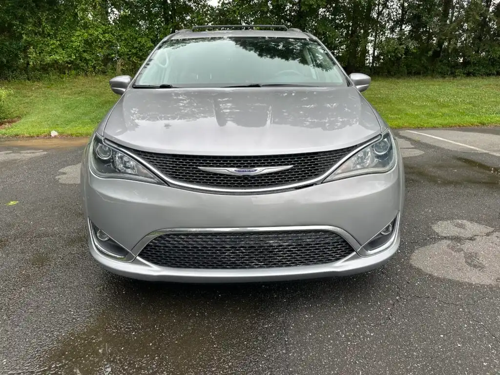 2017 Chrysler Pacifica Touring-L's photo