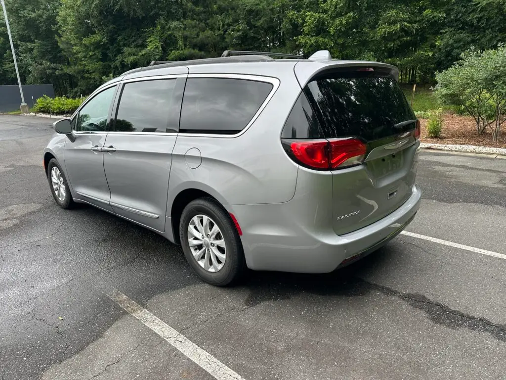 2017 Chrysler Pacifica Touring-L photo 3