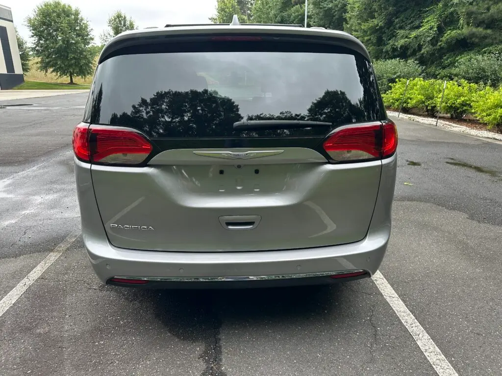2017 Chrysler Pacifica Touring-L photo 4