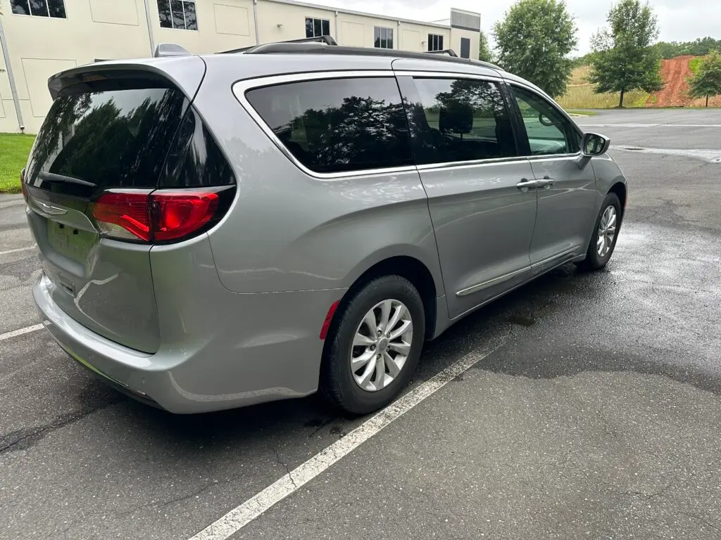 2017 Chrysler Pacifica Touring-L photo 5