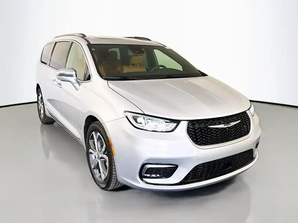 2022 Chrysler Pacifica Pinnacle's photo