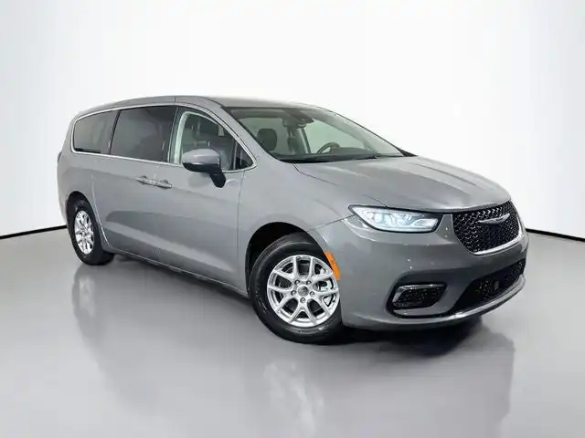 2023 Chrysler Pacifica Touring L's photo