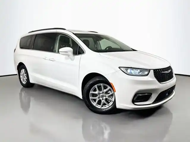 2022 Chrysler Pacifica Touring L's photo