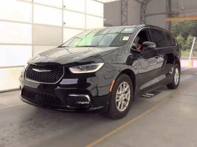 2026 Chrysler Pacifica Select's photo