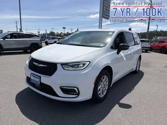 2025 Chrysler Pacifica Select's photo
