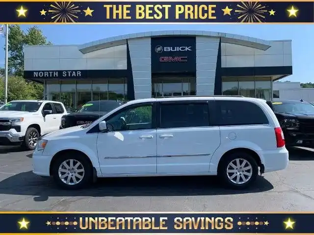 2013 Chrysler Town & Country Touring's photo