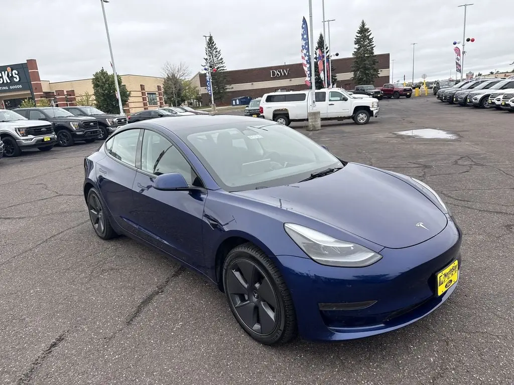 2022 Tesla Model 3 Standard Range Plus photo 4