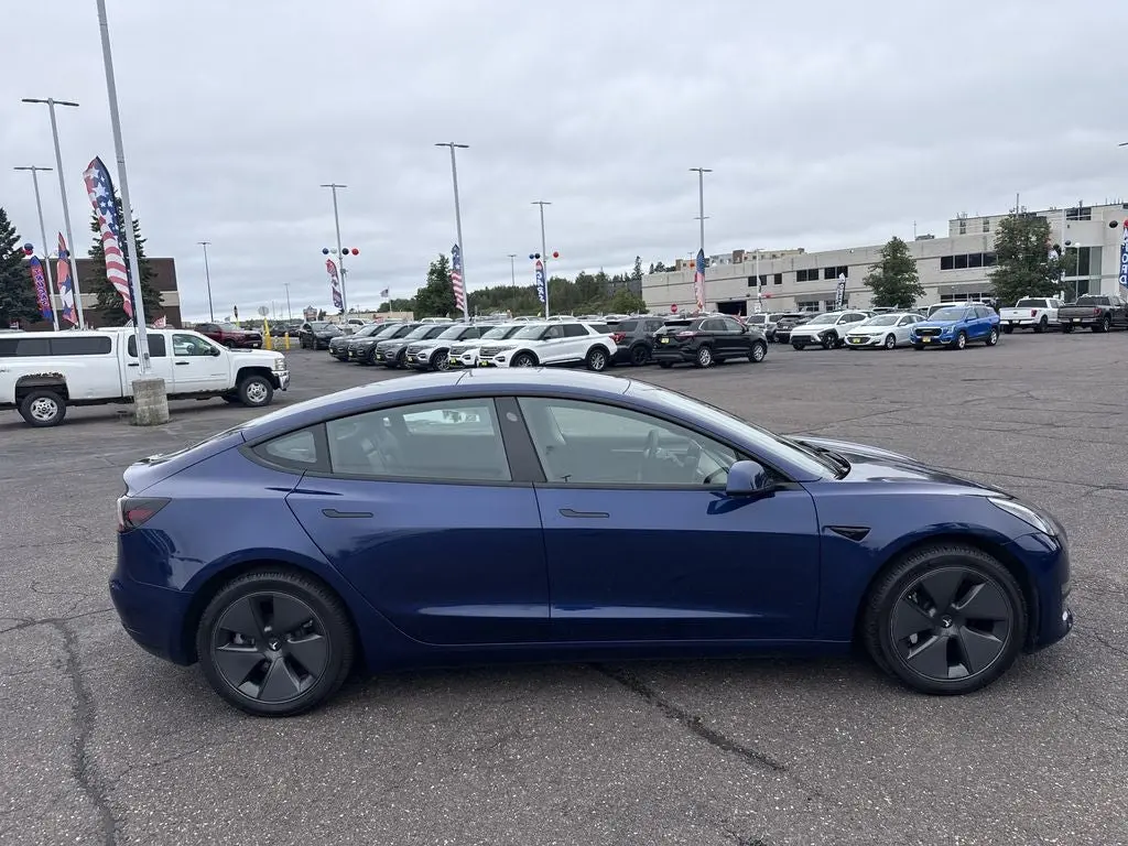 2022 Tesla Model 3 Standard Range Plus photo 5