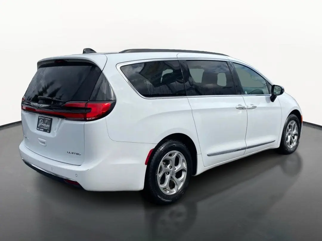 2023 Chrysler Pacifica Limited photo 3