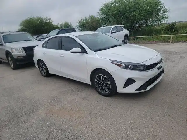 2022 Kia Forte LXS AT's photo