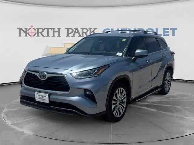 2022 Toyota Highlander Platinum Hybrid 4x2's photo
