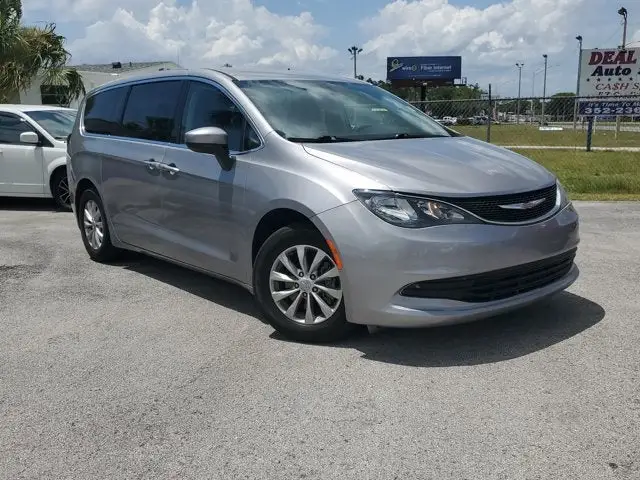 2017 Chrysler Pacifica Touring photo 1