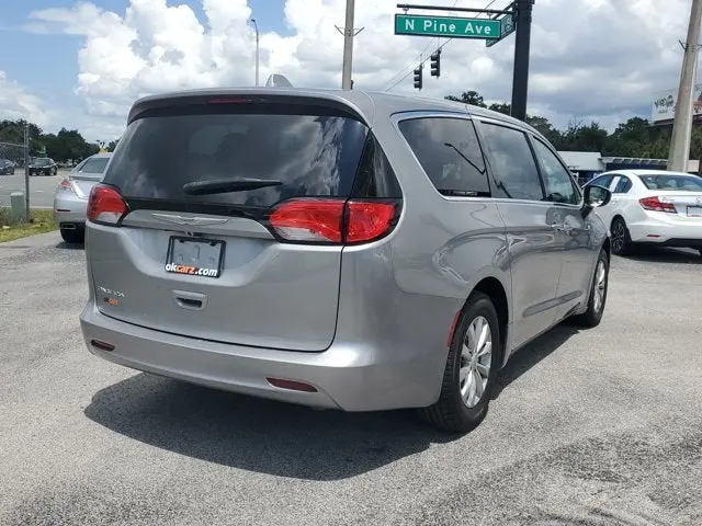 2017 Chrysler Pacifica Touring photo 3