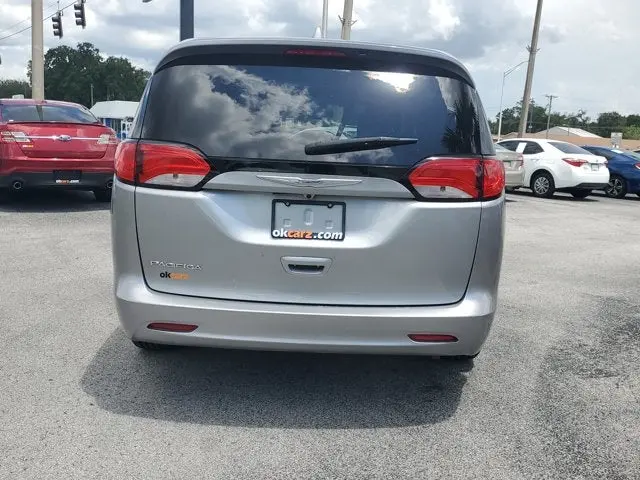 2017 Chrysler Pacifica Touring photo 4