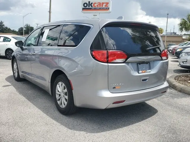 2017 Chrysler Pacifica Touring photo 5